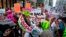 Các nhà hoạt động ủng hộ chương trình DACA tập họp gần Trump Tower ở New York ngày 15/8/2017.
