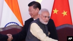 Waziri mkuu wa India Narendra Modi (ameangalia kulia) akiwa na rais wa China Xi Jinping (ameangalia kushoto) wakati walikuwa katika mkutano wa BRICS oct 16 2016