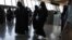 Des personnes évacuées d'Afghanistan arrivent à l'aéroport international de Dulles aux Etats-Unis le 25 août 2021.
