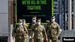 美国陆军医护人员4月7日抵达纽约市贾维斯中心的临时医疗设施，开始处理疫情。