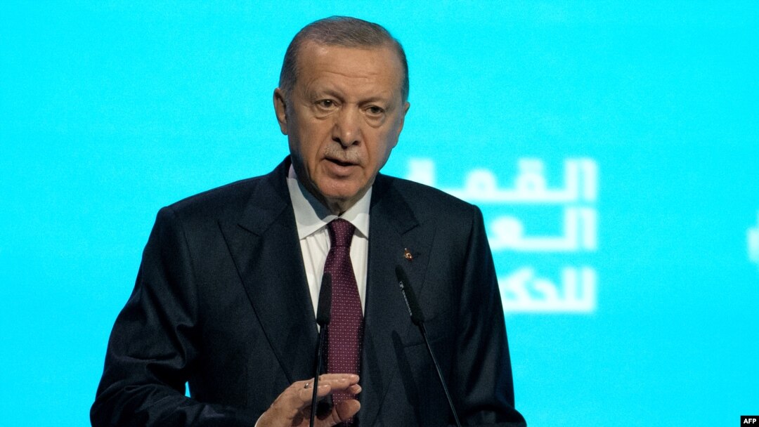 Erdoğan, “ABD ile aramızda bu son attığımız adımlar neticesinde olumlu bazı gelişmelerden söz edebiliriz. Şu anda Kongre’deki hava olumlu. Aynı şekilde Senato’dan da olumlu sesler geliyor" dedi