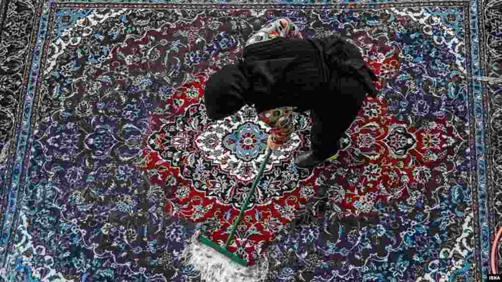 قالیشویی در آستانه عید. عکس : محسن قائمی، ایسنا (قم)