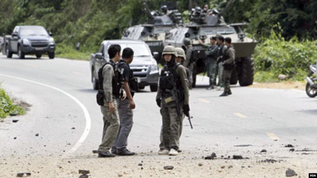 Pasukan keamanan Thailand melakukan pemeriksaan lokasi pemboman di provinsi Yala, 20 Januari 2011.