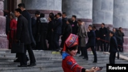 一名身穿少数民族服饰的代表在抵达人民大会堂参加全国人大开幕会时自拍。(2026年3月5日)