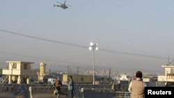 Sebuah helikopter terbang di atas pangkalan NATO di Afghanistan (foto: dok). AS dilaporkan mungkin harus kehilangan beberapa fasilitas di Afghanistan. 