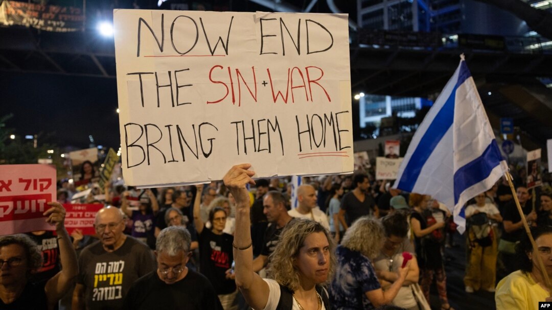 Gazze'de 7 Ekim saldırılarından bu yana Filistinli militanlar tarafından rehin tutulan İsrailliler'in yakınları, Tel Aviv'deki Savunma Bakanlığı önünde protesto gösterisi düzenledi.