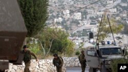 سربازان اسرائیلی در حال موضع گیری در یک روستای فلسطینی برای یافتن سه نوجوان گمشده اسرائیلی - قَبَطیه، اول تیر
