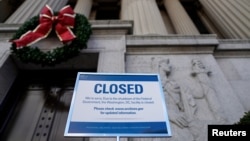 ARSIP - Sebuah petunjuk di gedung Arsip Nasional yang mengumumkan penutupan operasional aktivitas di gedung tersebut dikarenakan penutupan sebagian pemerintah federal di Washington, D.C., 22 Desember 2018 (foto: Reuters/Joshua Roberts)