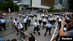 香港警察在特首办公楼外面设立金属栏杆，阻止抗议者进入。