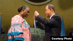 U.N. Secretary-General Ban Ki-moon presents the Captain Mbaye Diagne Medal for Exceptional Courage to Yacin Mar Diop, widow of Senegalese Captain Mbaye Diagne. (Eskinder Debebe/United Nations)