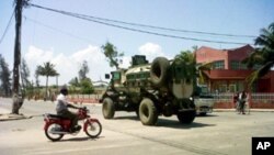 Blindado da Força de Intervenção Rápida circulando nas ruas da cidade de Quelimane, em vésperas das eleições.