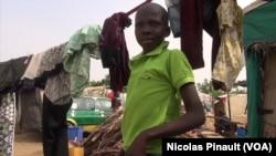 Abubakar Abuba, 12 ans, a quitté l'Etat de Borno à cause de Boko Haram. Il vit dans le camp de déplacés de New Kuchogoro, à Abuja. 7 mars 2016. (VOA/Nicolas Pinault)