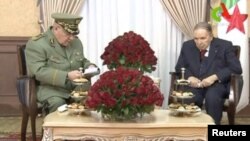 Le général Ahmed Gaïd Salah, à gauche, en compagnie d'Abdelaziz Bouteflika, alors président de l'Algérie, Alger, le 11 mars 2019. 