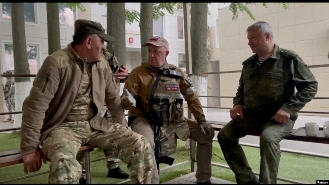 Pendiri kelompok tentara bayaran Rusia, Wagner, Yevgeny Prigozhin (tengah) berbicara dengan pejabat Rusia di markas militer Rusia di Rostov-on-Don, dalam potongan gambar dari video yang dirilis pada 24 Juni 2023. (Foto: via Reuters)