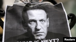 ARCHIVO: Una imagen del fallecido líder opositor ruso Alexei Navalny está colocada en una cerca frente a la Embajada de Rusia, en Londres, Reino Unido, el 17 de febrero de 2024.