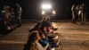 Un grupo de migrantes permanece bajo custodia de las autoridades migratorias estadounidenses tras cruzar irregularmente la frontera entre México y EEUU, cerca de Roma Creek, en el estado de Texas, el 20 de septiembre de 2023. [REUTERS/Adrees Latif]