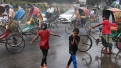 Anak-anak menyegarkan diri dengan air yang disemprotkan saat gelombang panas melanda Dhaka, Bangladesh, 28 April 2024. (Foto: REUTERS/Mohammad Ponir Hossain)