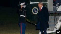 FILE - Presiden Donald Trump menyapa pasukan kehormatan Korps Marinir saat ia turun dari Marine One saat tiba di Halaman Selatan Gedung Putih di Washington, 27 Januari 2025.