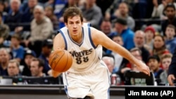 Nemanja Bjelica joue dans un match de la NBA, le 26 décembre 2016 à Minneapolis.