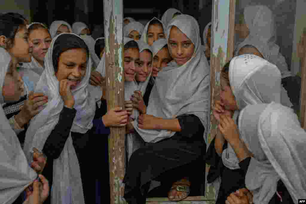 Boshlang'ich sinf o'quvchilari. Qandahor, Afg'oniston.