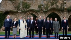 프랑스에서 열린 G7 외교장관 회의에서 마르코 루비오 미 국무장관(사진 오른쪽) 등 각국 장관들이 사진 촬영을 하고 있다.