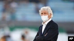 ARCHIVO - El técnico de Venezuela José Pekerman durante el partido contra Uruguay por las eliminatorias del Mundial, el 1 de febrero de 2022, en Montevideo.