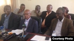 Pasiteri Ezra Mpyisi (hagati) mu kiganiro n'abanyamakuru