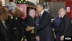 El presidente Barack Obama y el ex alcalde Rudy Giuliani, saludan a los miembros del escuadrón de bomberos Engine 54 en Nueva York.