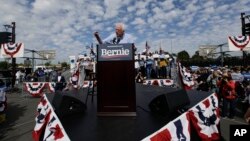 El candidato presidencial demócrata y senador Bernie Sanders habla en un evento de campaña en el Valley High School en Santa Ana, California, el viernes 21 de febrero de 2020. 