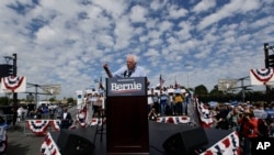 Bernie Sanders, candidato demócrata a la Presidencia, está bajo fuego por elogiar logros en salud y educación de la revolución cubana. Foto AP