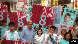 香港众志主席、前学联秘书长罗冠聪投票当天晚仍在铜锣湾拉票(美国之音海彦拍摄)