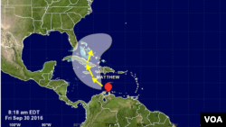 El centro de Matthew está a unos 201 kilómetros al norte de Curazao y a 909 kilómetros al este-sureste de Kingston, en Jamaica