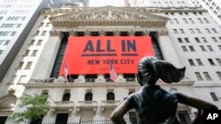 La escultura de la "Niña sin miedo" mira el jueves 10 de septiembre de 2020 en dirección de la Bolsa de Valores de Nueva York.