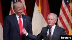El senador Bob Corker, republicano por Tennessee habla a favor del candidato Donald Trump durante un evento de campaña en su estado, en julio de 2016 en Raleigh, Carolina del Norte. Un poco más de un año después, los dos políticos están enfrentados en una furiosa disputa que está desviando la atención de la agenda republicana.