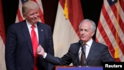 Capres AS Donald Trump dan Senator Bob Corker pada kampanye pilpres di Raleigh, North Carolina, Juli tahun lalu (foto: dok). Presiden Trump mengecam Senator Bob Corker dalam cuitan di Twitter hari Jumat 25/8. 