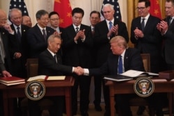 도널드 트럼프 미국 대통령과 류허 중국 부총리가 지난 1월 백악관에서 1단계 무역합의문에 서명한 후 악수하고 있다.