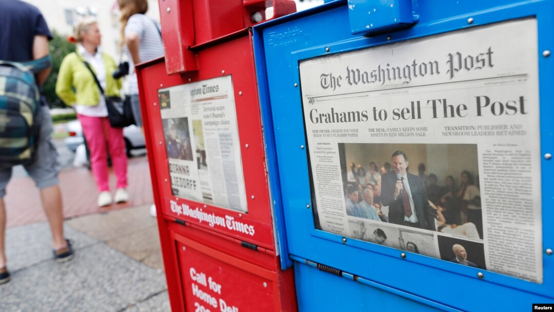 Koran Washington Post dijual dekat Gedung Kongres di Washington. (Foto: Dok)