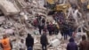 土耳其救援人员在迪亚巴克尔被震塌的废墟里搜救地震幸存者。（2023年2月6日）