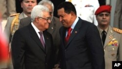 Palestinian President Mahmud Abbas (L) speaks with Venezuelan President Hugo Chavez (R) at Miraflores presidential palace in Caracas, 27 Nov 2009