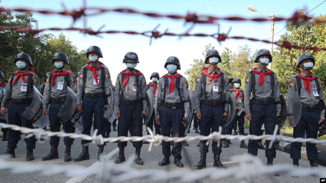 Polisi anti huru-hara menjaga kantor Komisi Pemilihan Umum saat aksi protes tolak hasil pemilu di Naypyitaw, Myanmar, Rabu (11/11). 