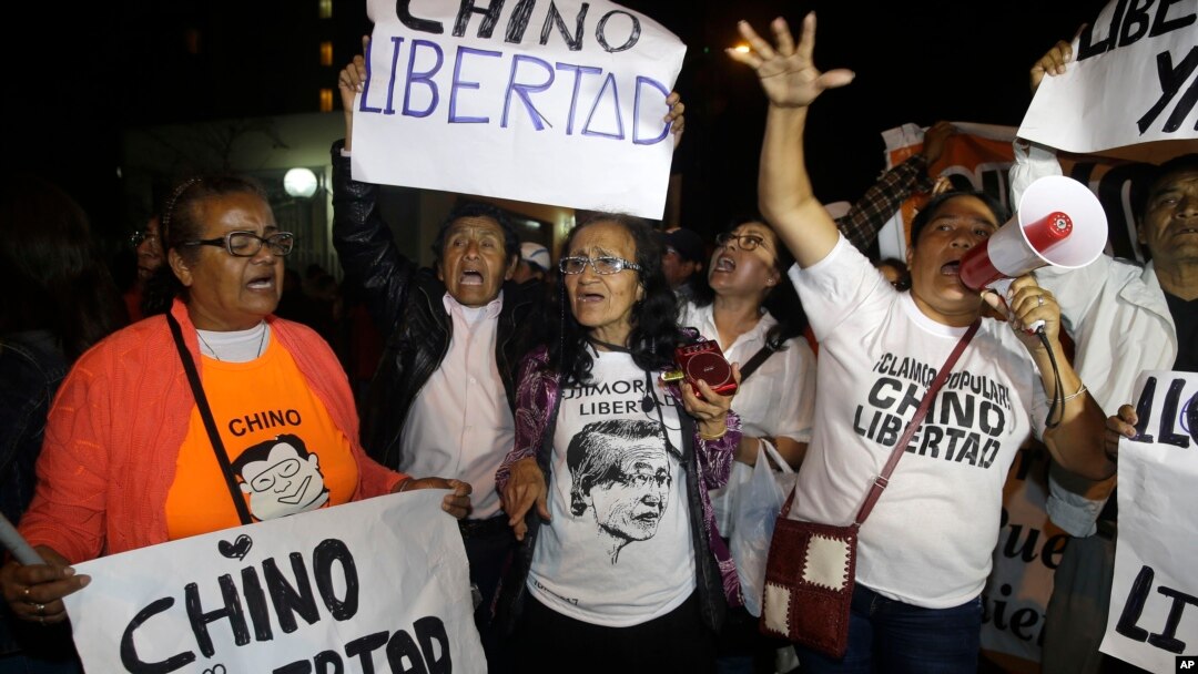 Pendukung mantan Presiden Alberto Fujimori merayakan pengampunan medisnya di luar klinik tempat Fujimori dirawat akibat tekanan darah rendah di Lima, Peru, Minggu, 24 Desember 2017.
