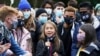 Aktivis isu perubahan iklim Greta Thunberg (tengah) berbicara di samping para aktivis iklim lainnya dalam aksi unjuk rasa di Festival Park, di Glasgow, Scotland, pada hari pertama COP26, pada 1 November 2021. (Foto: PA via AP/Andrew Milligan)