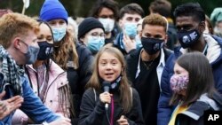 Aktivis isu perubahan iklim Greta Thunberg (tengah) berbicara di samping para aktivis iklim lainnya dalam aksi unjuk rasa di Festival Park, di Glasgow, Scotland, pada hari pertama COP26, pada 1 November 2021. (Foto: PA via AP/Andrew Milligan)