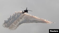 AH-64阿帕奇武裝直升機在漢光軍演上拋射誘餌彈模擬解放軍攻台。（2018年6月7日） 