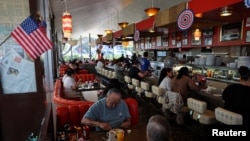 미국 캘리포니아주 로스앤젤레스의 팬스 레스토랑(Pann’s Restaurant)에서 손님들이 식사를 하고 있다. (자료사진)