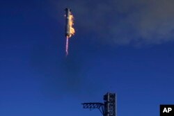 Roket pendorong Starship milik SpaceX kembali ke landasan peluncuran selama uji terbang dari Starbase di Boca Chica, Texas, Kamis, 16 Januari 2025. (Foto: AP)