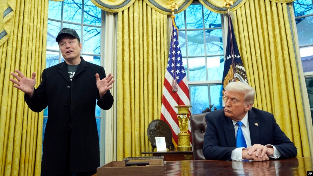 Presiden Donald Trump mendengarkan saat Elon Musk berpidato di Ruang Oval Gedung Putih, Selasa, 11 Februari 2025, di Washington. (Foto: AP/Alex Brandon)