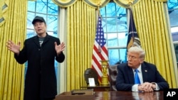 Presiden Donald Trump mendengarkan saat Elon Musk berpidato di Ruang Oval Gedung Putih, Selasa, 11 Februari 2025, di Washington. (Foto: AP/Alex Brandon)