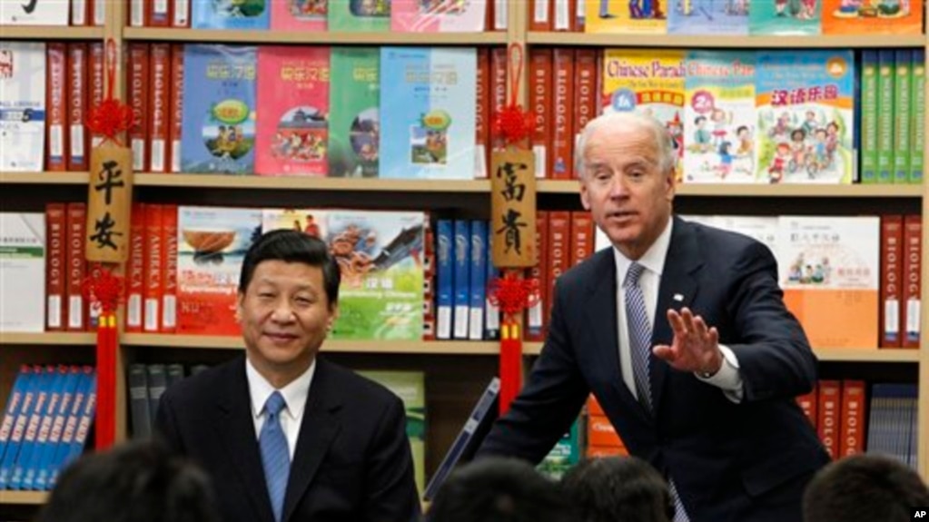 2012年2月17日星期五，中国国家副主席习近平和副总统拜登在加州南门国际研究学习中心接受学生提问.(photo:VOA)