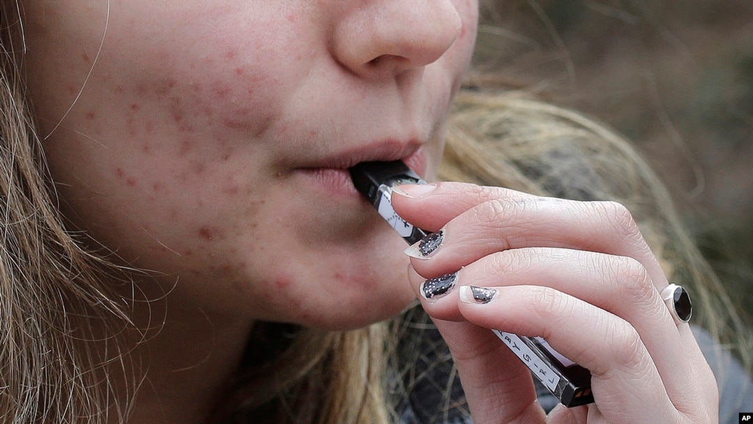 Seorang siswi SMA mengisap vape dengan alat merokok buatan "Juul Labs" di Cambridge, Massachusetts, AS (foto: ilustrasi). 